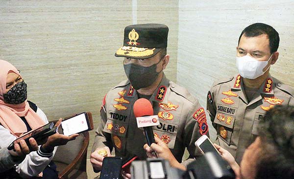 DIWAWANCARAI— Kapolda Sumbar Irjen Pol Teddy Minahasa didampingi Kombes Pol Satake Bayu diwawancarai wartawan usai membuka FGD 
Restorative Justice.