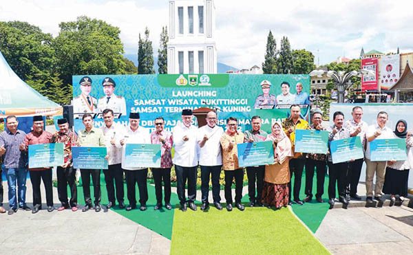 Samsat Wisata dan Samsat Terminal Aur Kuning Dilaunching, Gubernur Sumbar Serahkan DBH Pajak kepada 7 Pemerintah Kabupaten Kota 1 PENYERAHAN DBH— Gubernur Sumbar, Mahyeldi Ansharullah, Ketua DPRD Provinsi Sumbar, Supardi dan Kepala Bapenda Sumbar, Maswar Dedi bersama 7 bupati dan wakil serta wali kota dan wakil menerima DBH Pajak Provinsi Sumbar Triwulan I Tahun 2022, Sabtu (4/6) di Bukittinggi.