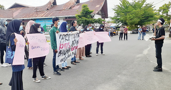 UNJUK RASA— Massa yang tergabung dalam GMPPP melakukan unjuk rasa di depan gedung DPRD Padang Pariaman, Kamis (2/6).