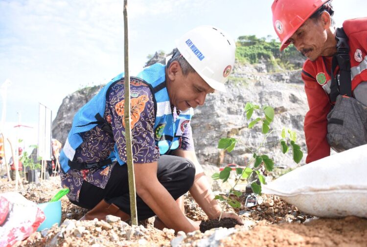 Peringati Hari Lingkungan Hidup se-Dunia, Semen Padang Tanam Pohon di Area Reklamasi Tambang 1 HARI LINGKUNGAN HIDUP— Dirut PT Semen Padang Asri Mukhtar melakukan penanaman pohon dalam rangka memperingati Hari Lingkungan Hidup se-Dunia di lokasi Wetland, yang merupakan area Reklamasi Tambang PT Semen Padang, Jumat (10/6).