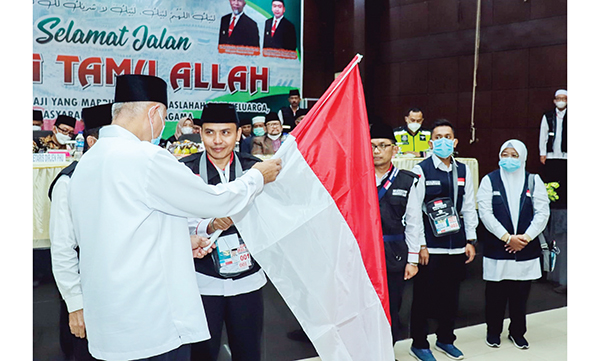 PELEPASAN JAMAAH HAJI— Gubernur Sumbar) Mahyeldi Ansharullah melepas keberangkatan jamaah haji Kloter I Embarkasi Kota Padang, Sabtu (5/6) di Asrama Haji Tabing, Kota Padang.