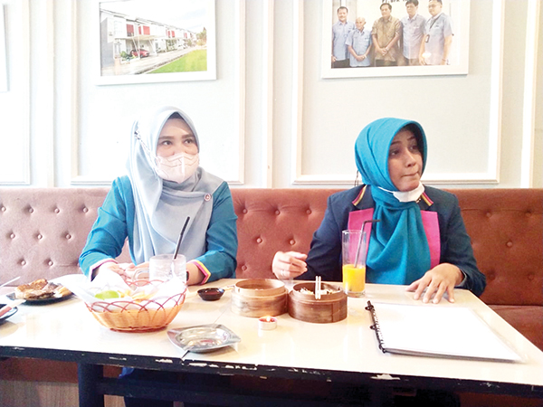 Semen Padang Hospital ”Ber-SIAP” di Usia 9 Tahun, Gelar Donor Darah hingga Bakti Sosial Pemeriksaan Katarak 1 KETERANGAN PERS— GM Corporate Communication SPH dr. Dewi Nensi Putri, MARS (kanan) didampingi Communication External Relatation SPH, Riski Febriella memberikan keterangan pers terkait HUT ke-9 Semen Padang Hospital saat coffee break, Senin (27/6) pagi.