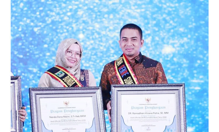 TERIMA PENGHARGAAN— Wakil Wali Kota Solok Dr Ramadhani Kirana Putra bersama Ketua GOW Kota Solok Ny Dona Ramadhani saat menerima penghargaan Ayah-Bunda GenRe (ABG) Sumbar kategori Pengayom tahun 2022.