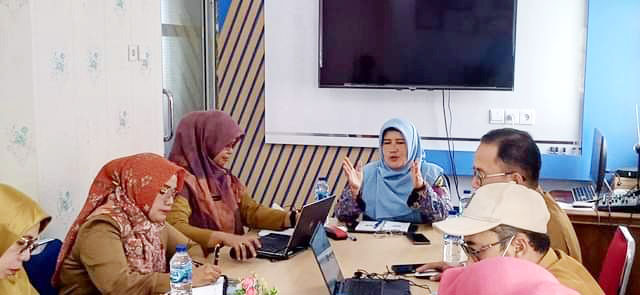 ARAHAN— Ny Yusrita Suhatri Bur memberikan arahan pada acara  P2TP2A.