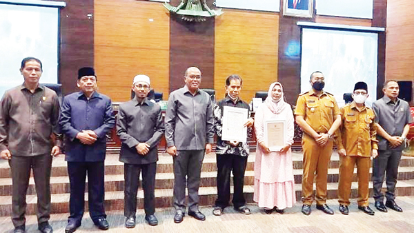 Perda Mars Sumbar Resmi Ditetapkan 1 Pencipta Maras Sumbar--Ketua DPRD Sumbar Supardi bersama wakil wakil pimpinan DPRD dan Wakil Gubernur Sumbar Audy Joinaldi bersama dengan B. Andoeska Pencipta Mars Sumatra Barat. Dari karyanya ia menerima penghargaan dari gubernur Sumbar.