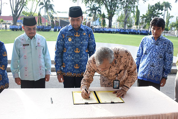 Semen Padang, Pemprov dan Pemkab Agam Teken MoU Pengembangan Kawasan Wetland Danau Maninjau dan Lingkungan Hidup 1 TEKEN MOU-- Direktur Utama PT Semen Padang Asri Mukhtar menandatangani kesepakatan bersama/Memorandum of Understanding (MoU) dengan Pemprov Sumatera Barat, tentang Pengembangan dan Pemberdayaan Masyarakat dalam Pengelolaan Lingkungan Hidup, Jumat (17/6).
