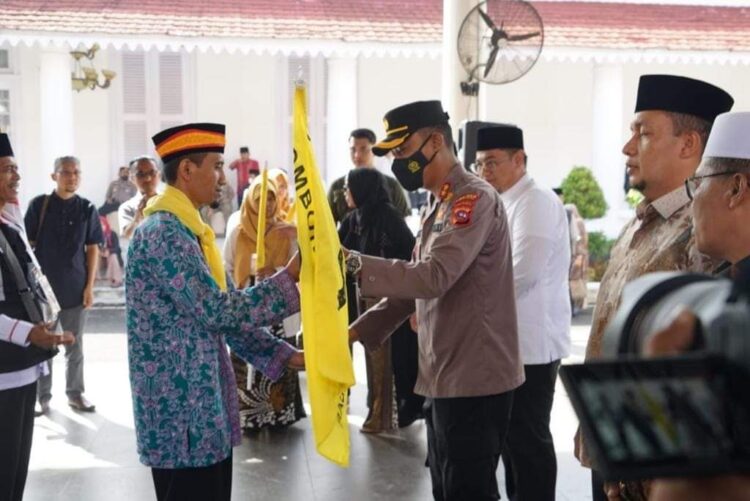 Wabup Lepas 110 CJH, Satu Batal Berangkat karena Meninggal Dunia 1 SERAHKAN BENDERA— Disaksikan Wabup Richi Aprian, Kapolres Tanahdatar AKBP Ruly Indra Wijayanto. SIK.,M.Si menyerahkan bendera Tanahdatar ada ketua tim haji Tanahdatar.
