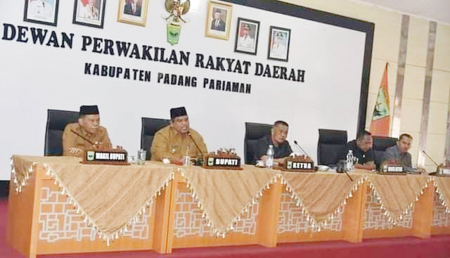PIMPINAN SIDANG PARIPURNA— Bupati, wabup, Ketua DPRD Arwinsyah, bersama Wakil Ketua DPRD Afrinaldi dan Risdianto,  saat sidang paripurna DPRD dalam jawaban eksekutif atas pandangan umum fraksi-fraksi tentang pertanggungjawaban APBD Padangpariaman tahun 2021.