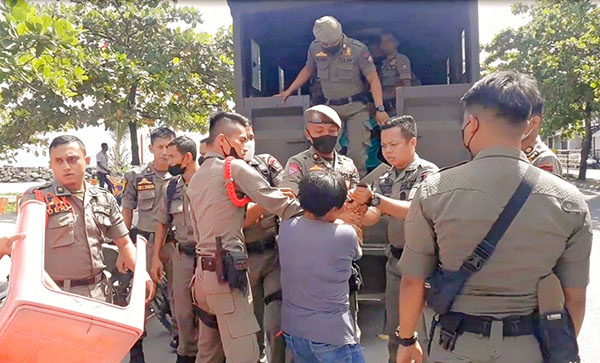 SERANG PETUGAS— Oknum PKL di Pantai Padang menyerang petugas Satpol PP dengan senjata tajam serta melempari petugas dengan kayu, saat dilakukan penertiban, Jumat (24/6).