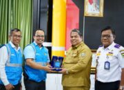 Tepat Waktu Bayar PJU, PT PLN Berikan Penghargaan kepada Bupati Suhatri Bur