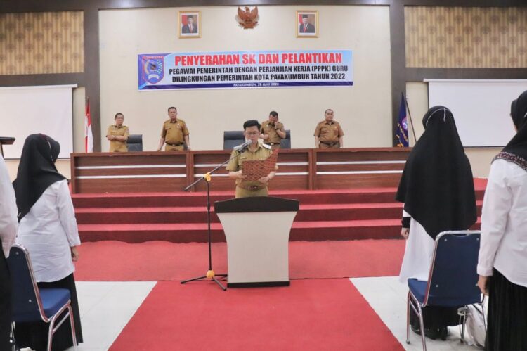 20 Orang PPPK Guru di Kota Payakumbuh Terima SK 1 SERAHKAN SKâWakil Wali Kota Payakumbuh Erwin Yunaz menyerahkan SK 20 orang pegawai PPPK.