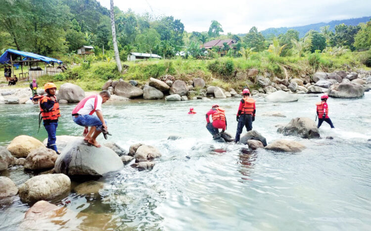 PENCARIAN PELAJAR HANYUT— Selasa (14/6), relawan dari Tim Rekasi Cepat (TRC) PT Semen Padang, turut serta membantu BPBD dan Basarnas dalam melakukan pencarian Ikhsan Maulana, sejak pelajar SMK 5 itu dinyatakan hanyut pada Sabtu (11/6) lalu.