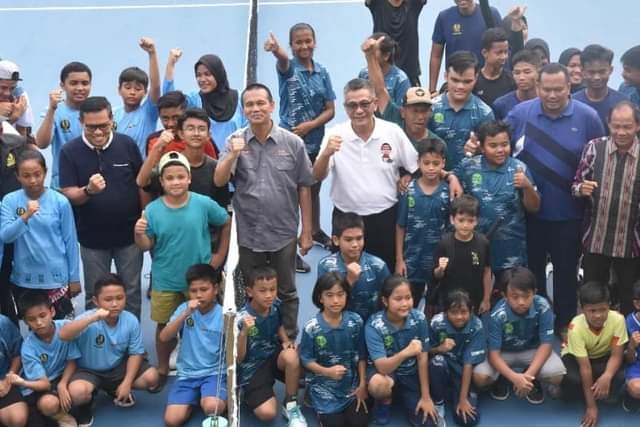 BERSAMA—Wako  Genius Umar bersama atlet yang bertanding dalam kejurnas.