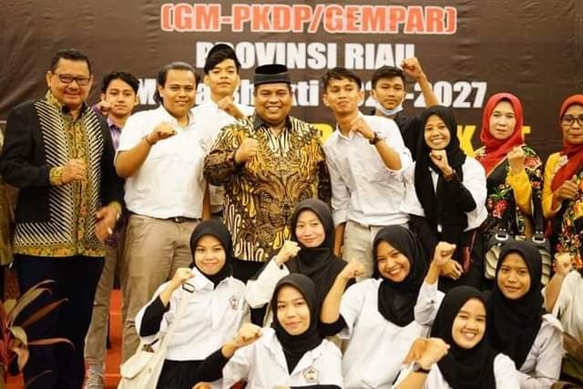 BERSAMA—Bupati Padangpariaman Suhatri Bur bersama Gempar.