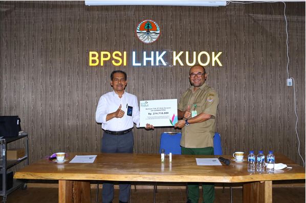 Penyerahan bantuan PLN Peduli PLN UIP Sumbagteng kepada BPSILHK Kuok oleh Senior Manager PLN UIP Sumbagteng, Hendra Suteni kepada Kepala Balai, Priyo Kusumedi.