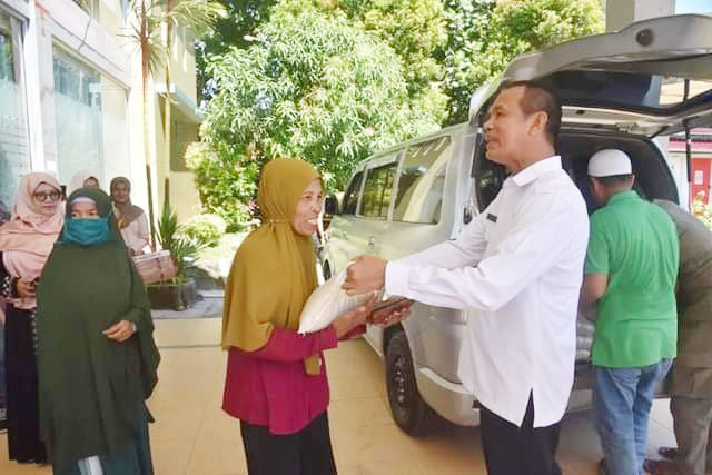 BAGIKAN BERAS— Wako Genius Umar saat acara bakti sosial dan sunatan masal membagikan beras untuk warga.