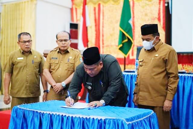 TANDA TANGAN—Bupati Suhatri Bur saat menandatangani lembar komitmen Lembaga Kearsipan Daerah (LKD)