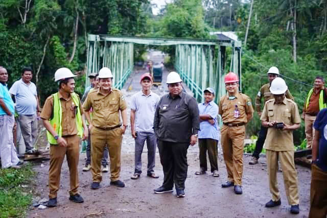 PERBAIKAN JEBATAN—Bupati Padangapriaman Suhatri Bur  saat meninjau tinjau pengerjaan jembatan Lubuak Napa.