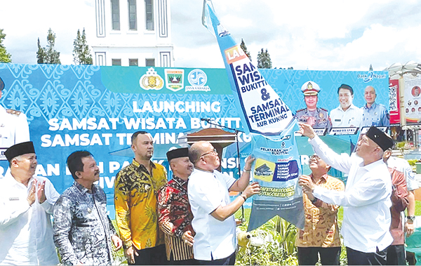 resmikan--Ketua DPRD Sumbar Supardi bersama Gubernur Sumbar Mahyeldi meresmikan operasional Inovasi Pelayanan SAMSAT Wisata dan SAMSAT Terminal di Bukittinggi.