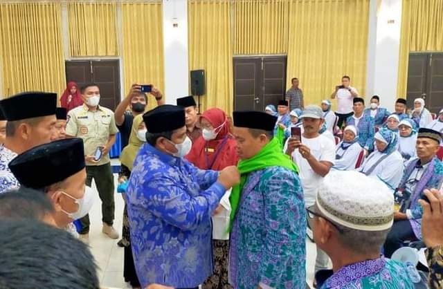 PASANGKAN— Bupati Suhatri Bur pasangkan ikat leher CJH yang berangkat ke Tanah Suci.