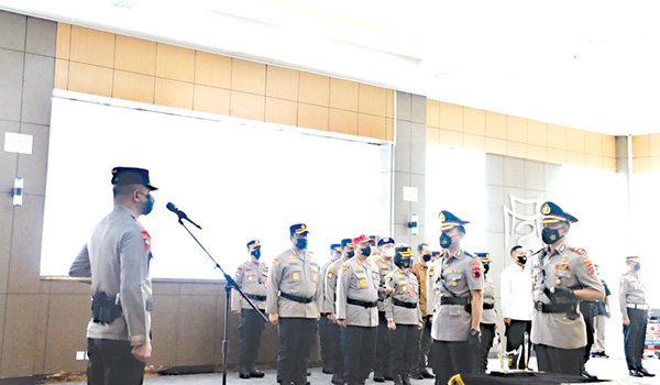 SERTIJAB KAPOLRESTA— AKBP Ferry Harahap dan Kombes Pol Imran Amir melaksanakan serah terima jabatan Kapolresta Padang yang dipimpin Kapolda Sumbar Irjen Pol Teddy Minahasa, Jumat (3/6) di Mapolda Sumbar.