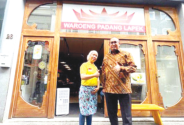 WARUNG PADANG DI BELANDA— Anggota Komisi VI DPR RI Andre Rosiade berfoto dengan Uni Suprapti Tanjung asli Nareh Pasir Baru, Kabupaten Padangpariaman, pemilik restoran Padang saat berkunjung Den Haag, Belanda.