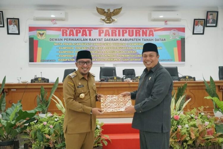 NOTA—Bupati Eka Putra serahkan nota Tiga Ranperda pada pimpinan sidang Syaidani.