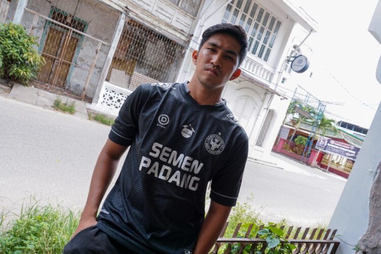 BERLABUH—Aldo Claudio berlabuh bela Tim Urang Awak, Semen Padang FC.