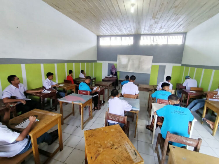 IKUTI UJIAN— Anak didik Lapas mengikuti ujian penyetaraan secara langsung.