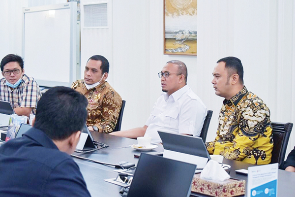 PERTEMUAN— Anggota DPR RI Andre Rosiade, Bupati Benny Yuswir dalam pertemuan yang membahas pembeli Gas Blok Sijunjung.