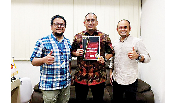 Andre Rosiade Ditunjuk jadi Penasihat Semen Padang FC 1 SK PENETAPAN— Anggota DPR RI Andre Rosiade yang juga Ketua DPD Partai Gerindra Sumbar, menerima SK penetapan sebagai penasihat tim SP FC, yang diserahkan langsung oleh CEO Semen Padang FC Win Bernardino dan Sekum Semen Padang FC Akhmayanda Nasution dalam sebuah pertemuan di Jakarta, Selasa (31/5).