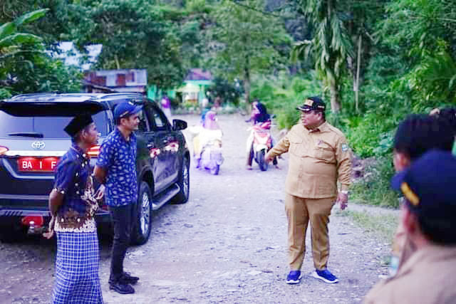 Atasi Kemacetan Jalur Padang-Bukittinggi, Suhatri Bur Aspal Jalan Alternatif 1 PENGASPALAN—Bupati Suhatri Bur saat mengunjungi jalan alternatif yang diaspal.