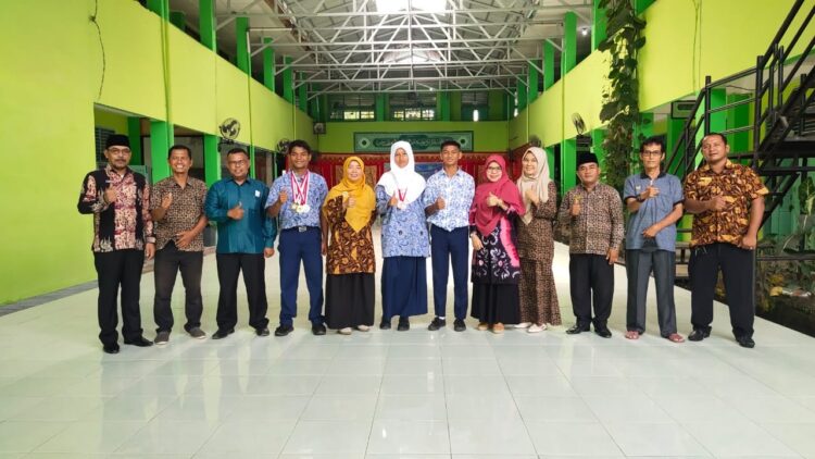 FOTO BERSAMA—Atlet atletik MTsN I Padamg yang meraih prestasi juara umum pada O2SN antar SMP MTs se Kota Padang foto bersama.