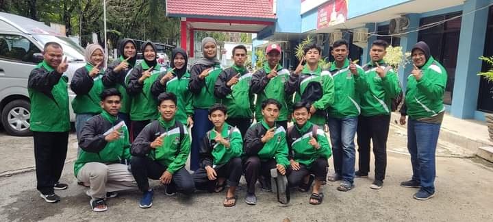 FOTO BERSAMA— Atlet pencak silat Kota Padag foto bersama usai membyong pulang status juara umum dari Kejurda pencak silat 2022 di Solsel.