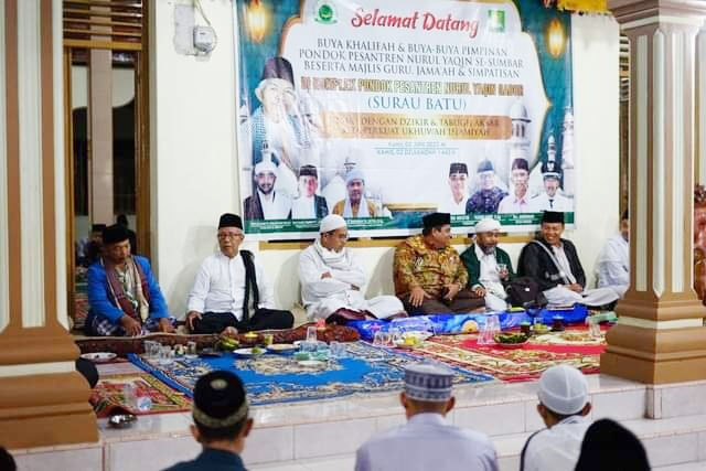BERSAMA—Bupati Suhatri Bur saat  saat zikir bersama pesantren Nurul Yaqin.
