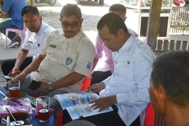 SILATURAHMI--Wako Paraman Genius Umar saat bersilaturahim dengan Ketua IMI Sumbar Defri Nasli di ruang kerjanya.