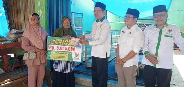 Baznas Padangpariaman kemarin, memberikan dan serahkan bantuan untuk mustahik yang tertimpa musibah rumah kebakaran di Korong Padang Galapuang, Nagari Pasie Laweh, Kecamatan Lubuk Alung, Kabupaten Padangpariaman.