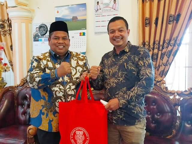 FOTO BERSAMA— Bupati Pdangpariaman Suhatri Bur  bersama Staf Ahli Kepresiden Achirul.