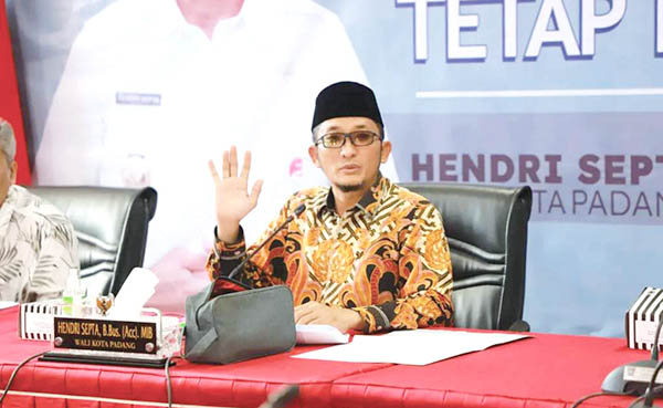 PIMPIN RAPAT— Wali Kota Padang, Hendri Septa saat rapat bersama OPD terkait pengelola Dana Insentif Daerah (DID).