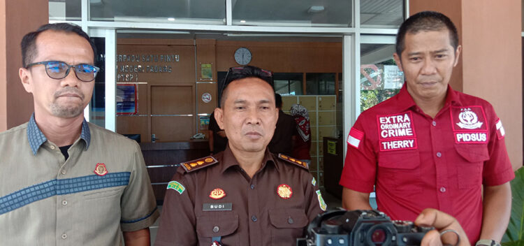 BERSAMA--Kasi Pidum Kejari Padang Budi Sastera, Kasi Pidsus Kejari Therry Gutama dan Kasi Intel Roni Saputra.