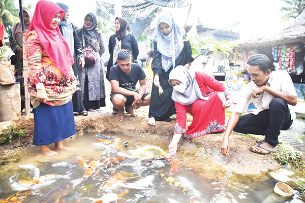 KUNJUNGI POKDAKAN— Ketua TP-PKK Agam, Ny. Yennita Andri Warman berkunjung ke Pokdakan Jaya Bersama Jorong Sikabu, Nagari Kampuang Tangah, Kecamatan Lubuk Basung.