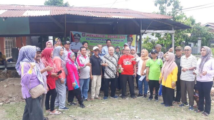 ANTUSIAS IKUTI GORO— Ketua LPM Gunung Pangilun Wahyu Iramana Putra bersama warga RT 01 RW 07 Gunung Pangilun antusias mengikuti goro dalam rangka Bulan Bakti Gotong Royong Masyarakat, Minggu (12/6).