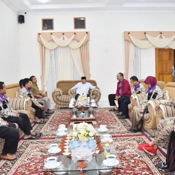 PERTEMUAN— Pusdiklatcab Gerakan Pramuka Kabupaten Agam menggelar pertemuan dengan Bupati Agam Andri Warman di Mess Pemkab Agam Belakang Balok.