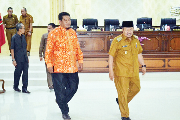JAWABAN— Bupati Agam Andri Warman memasuki ruangan sidang DPRD dalam menyampaikan jawabannya terhadap Pandangan Umum Fraksi-Fraksi DPRD atas Ranperda Pertanggungjawaban APBD 2021.