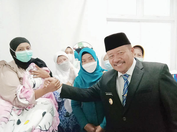 TINJAU– Bupati Agam Dr H Andri Warman, MM., didampingi Ketua TP-PKK Kabupaten Agam Ny Yenni Andri Warman lakukan peninjauan pelayanan serentak sejuta akseptor dalam rangka HARGANAS Tahun 2022 di Puskesmas Magek