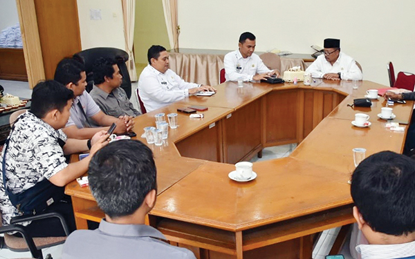 PERTEMUAN-- Bupati Agam Andri Warman saat gelar pertemuan dengan OPD terkait, wali nagari dan pengurus pasar Padang Lua, di Mess Pemkab Agam Belakang Balok.