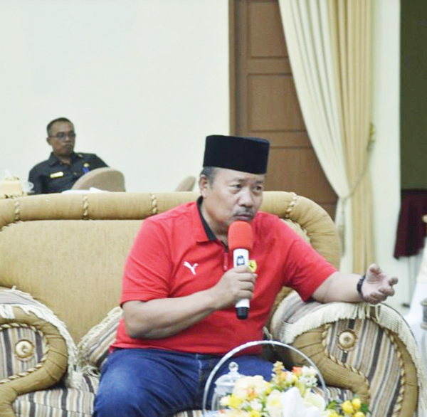 RAPAT— Bupati Agam Andri Warman gelar rapat dengan Pimpinan Yayasan Syech Sulaiman Arrasuli dan pimpinan Ponpes MTI.