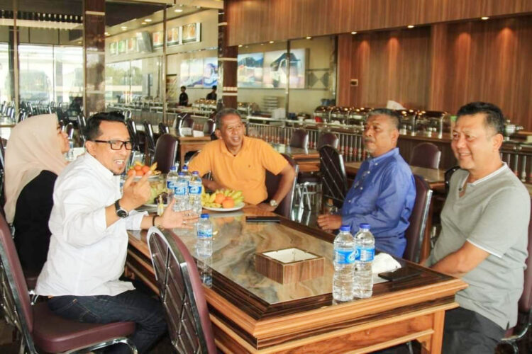 PERTEMUAN—Bupati Tanahdatar Eka Putra saat pertemuannya dengan para perantau.