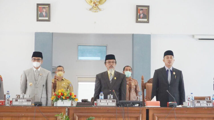 SIDANG PARIPURNA— Bupati Limapuluh Kota Safaruddin Dt Bandaro Rajo menghadiri sidang paripurna di DPRD.