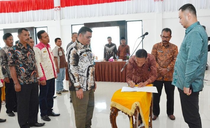 Bupati Sijunjung Benny Dwifa Yuswir melantik penyuluh pertanian